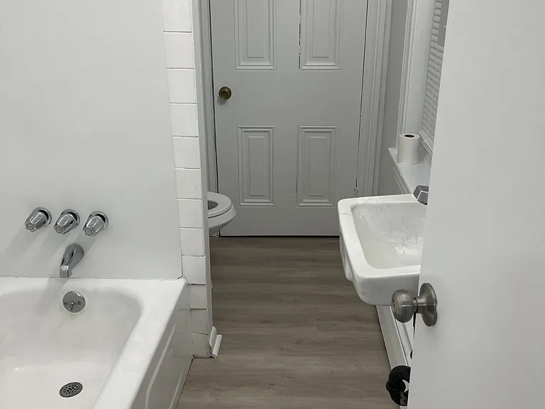 1214 E 2nd St #9 — Photo 4