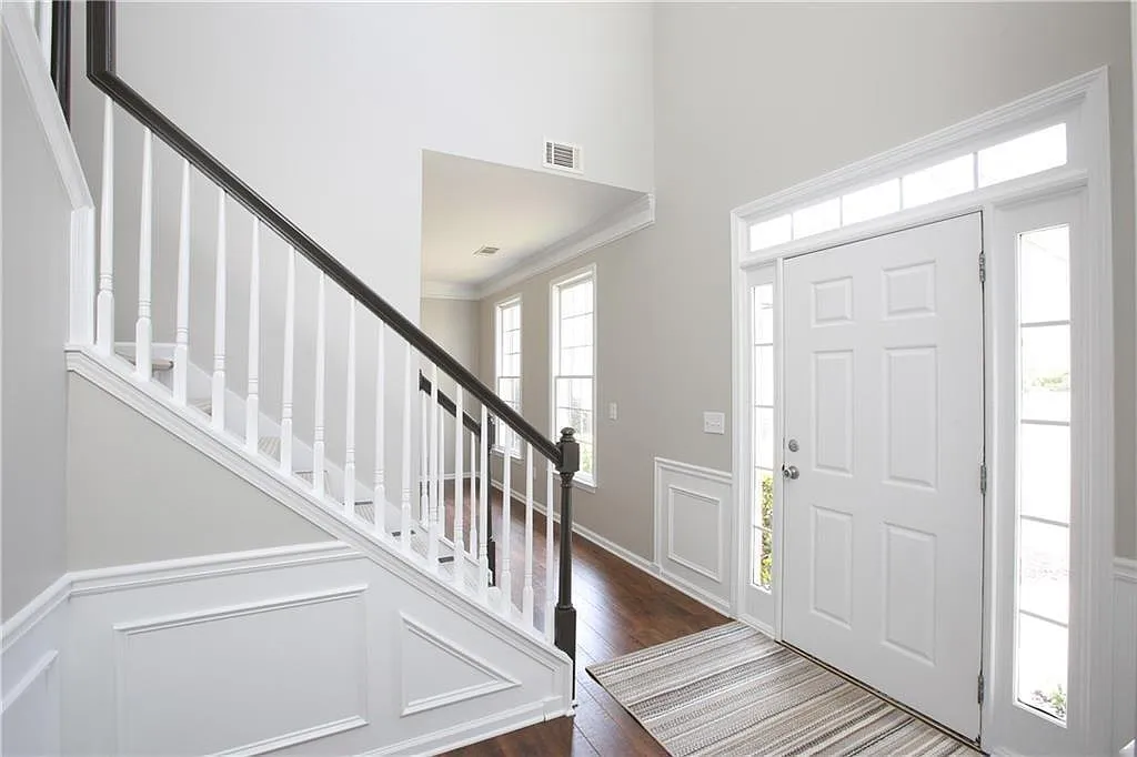 4 bed, 2.5 bath, 2410 sqft, $2,900 — Photo 2