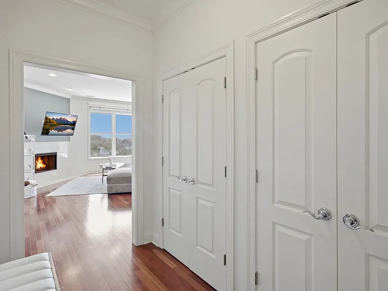 2801 N Oakley Ave #203 — Photo 4