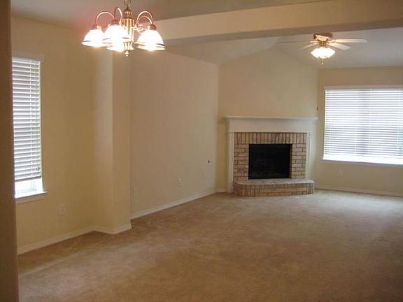 4th image of 113 S Heritage Oaks Dr