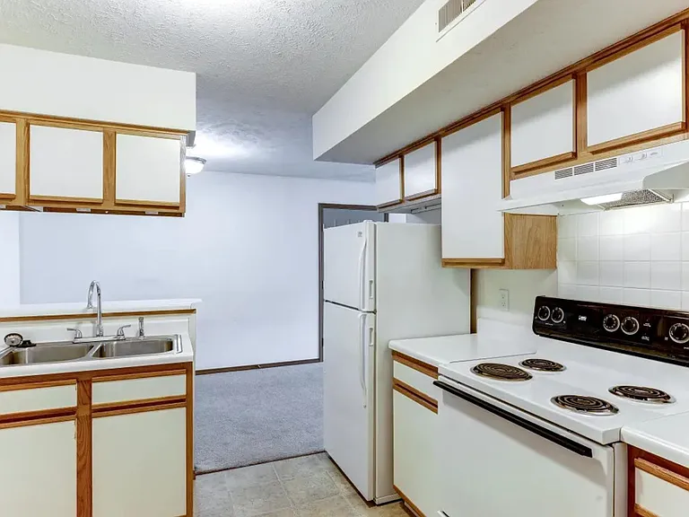 Ozark Mountain Crossing Apartments — Photo 12