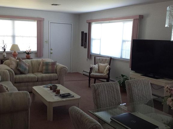 3rd image of 277 Harrington Dr N