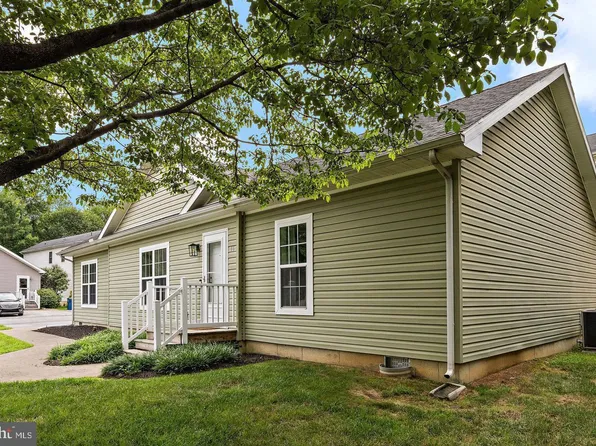 16 Barberry Ct #A016, Newark, DE 19702