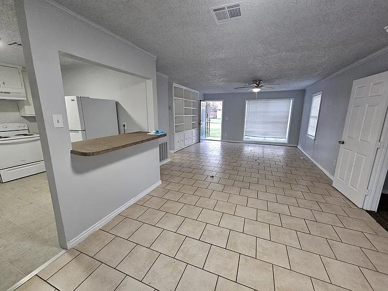 2505 NW Lincoln Ave — Photo 4