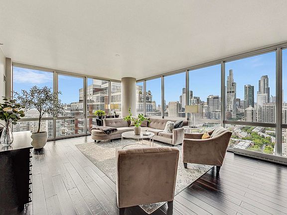3rd image of 1629 S Prairie Ave #2211