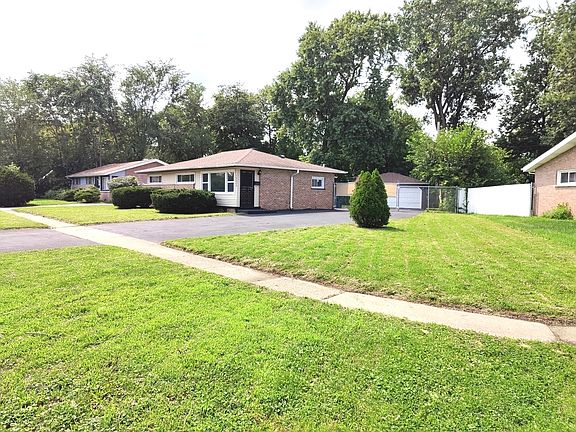 4th image of 16068 Richmond Ave