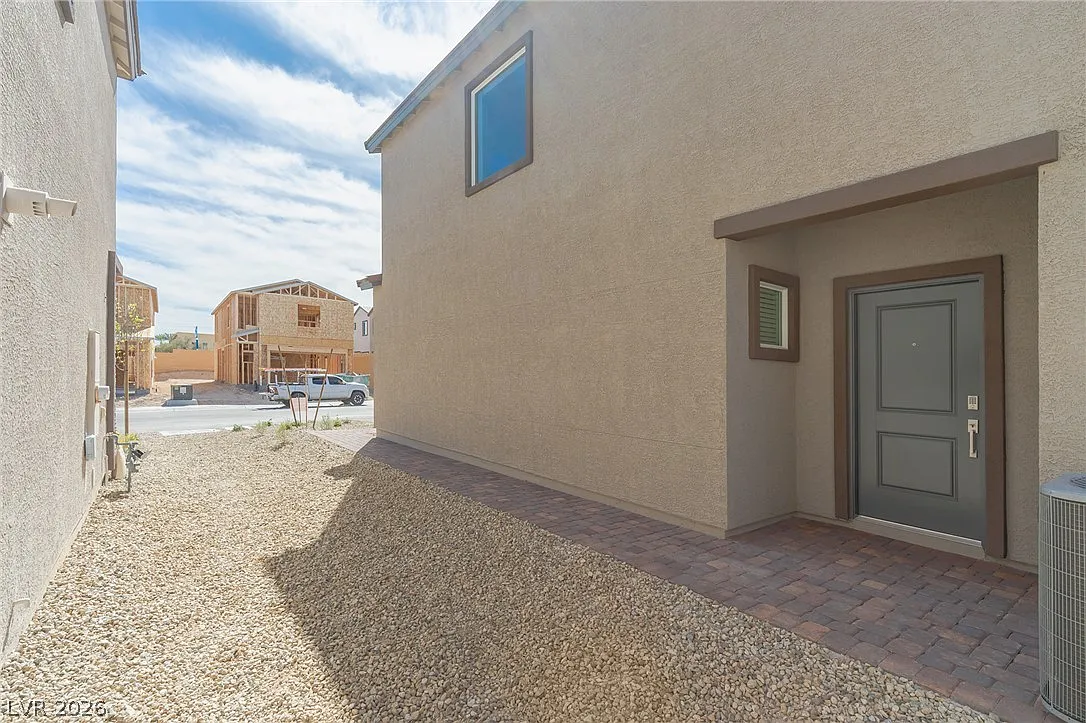 4 bed, 4.0 bath, 2405 sqft, $2,700 — Photo 3
