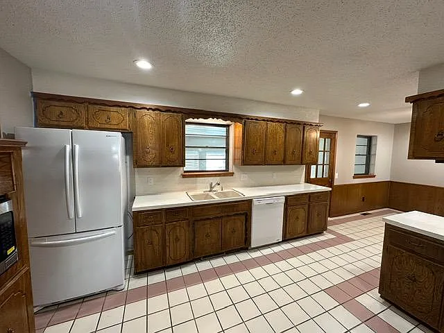 421 Frances Ave — Photo 6