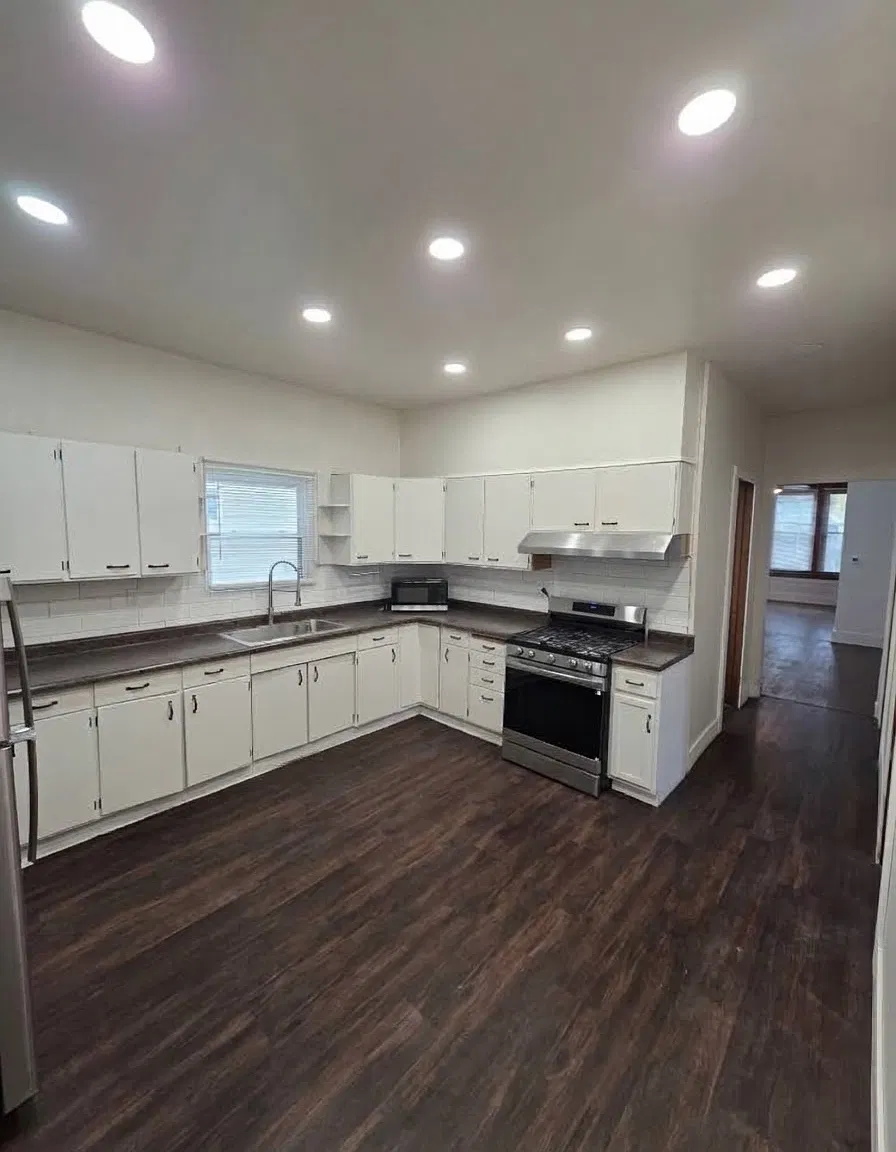 3 bed, 920 sqft, $1,900 — Photo 2