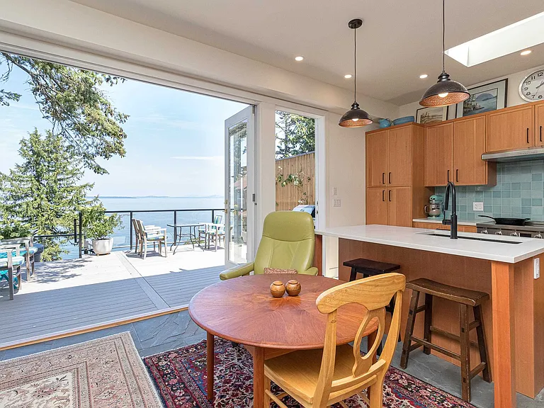 4901 Cordova Bay Rd — Photo 7