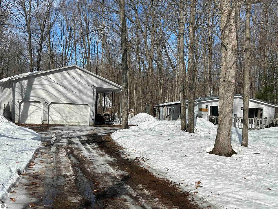 1st image of 4640 E Circle Dr NE