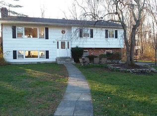 3 Homelawn Ct, Chestnut Ridge, NY 10977