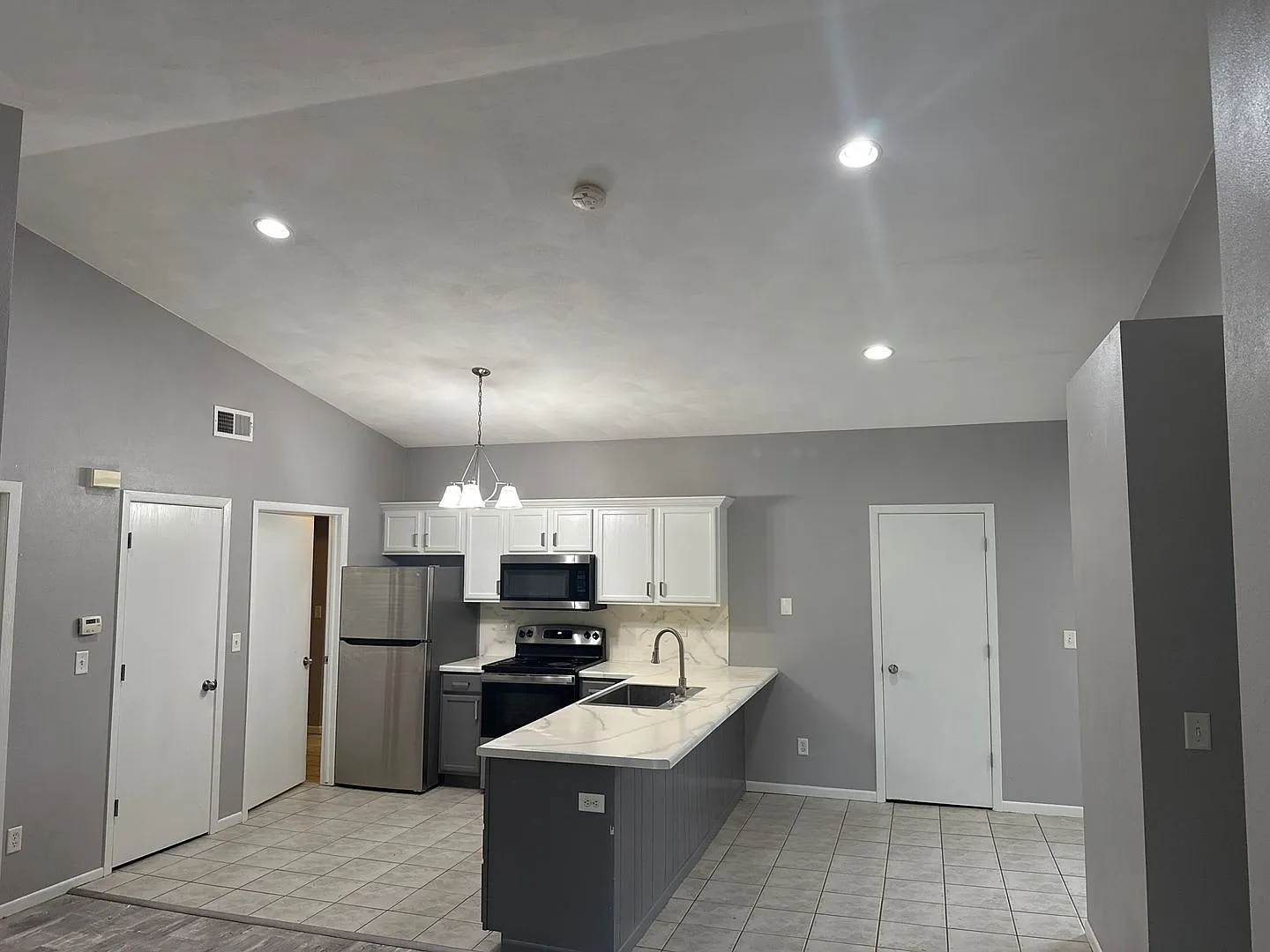 921 Minns Dr — Photo 2