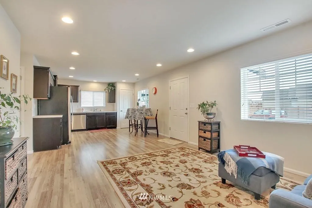 3 bed, 1418 sqft, $3,500 — Photo 4