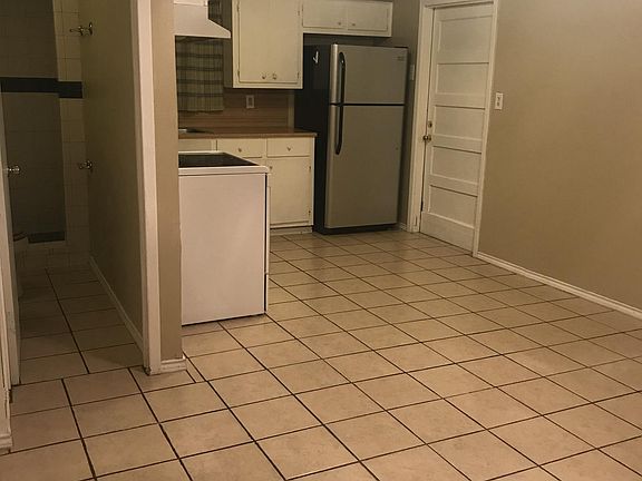 5th image of 826 1/2 W Yoakum Ave