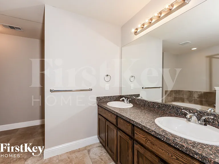 610 Canvas Ct — Photo 13