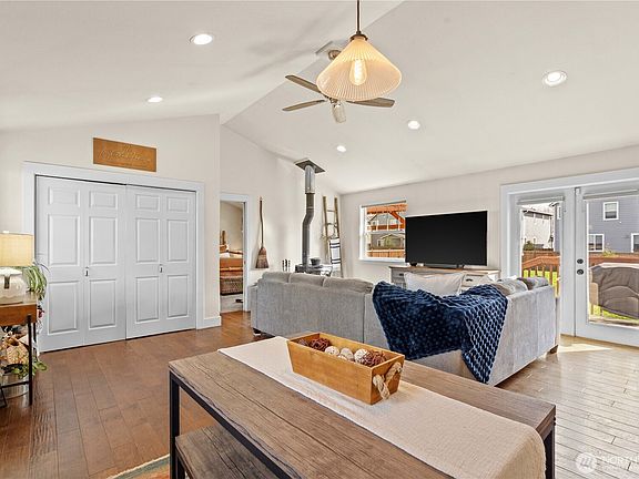 3rd image of 2710 16th Avenue NW