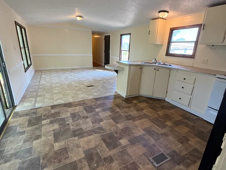 115 Hane Cir — Photo 3