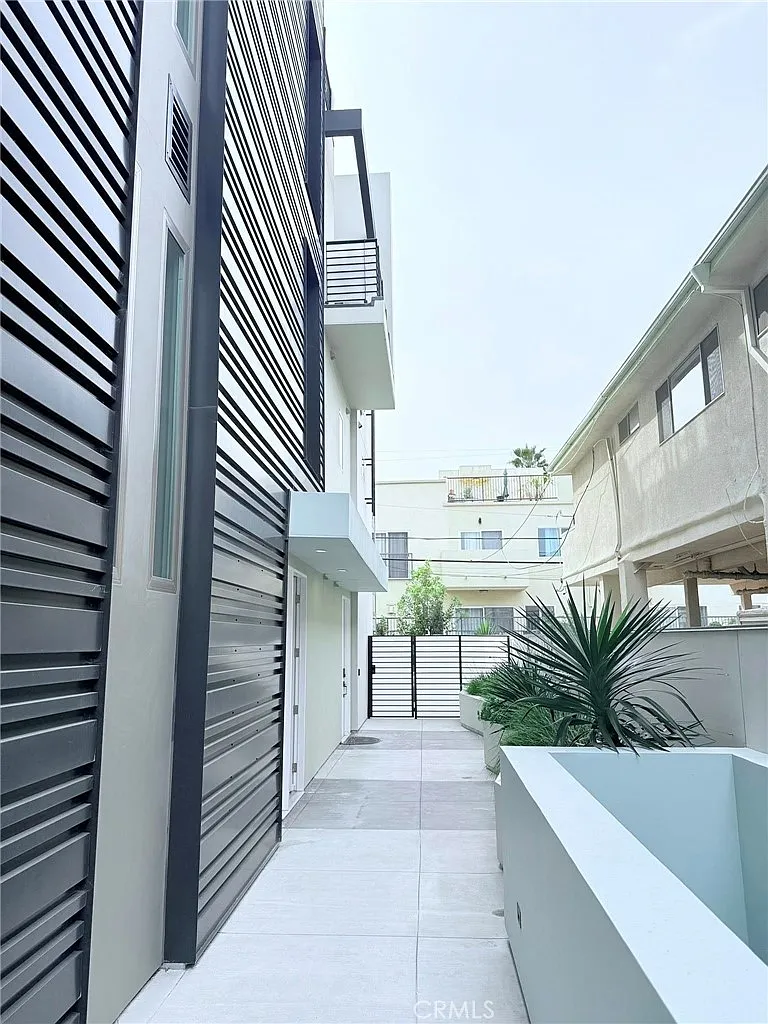 3 bed, 3.5 bath, 2017 sqft, $8,000 — Photo 3