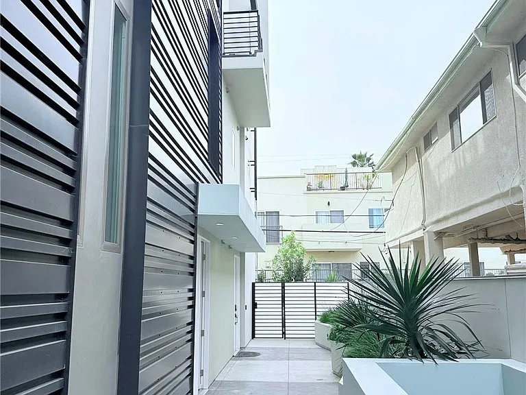 1729 S Barrington Ave #3 — Photo 3