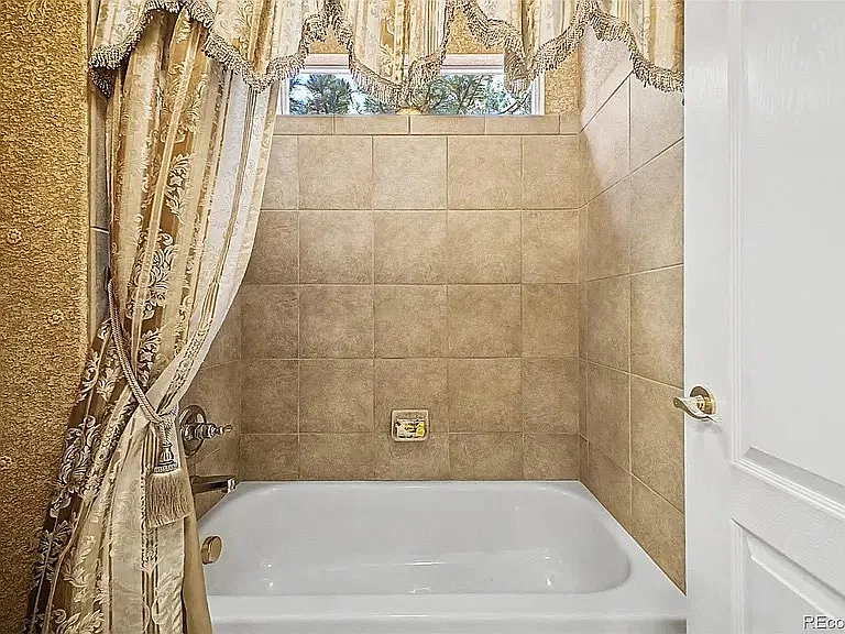 3 bed, 4172 sqft, $3,490 — Photo 2