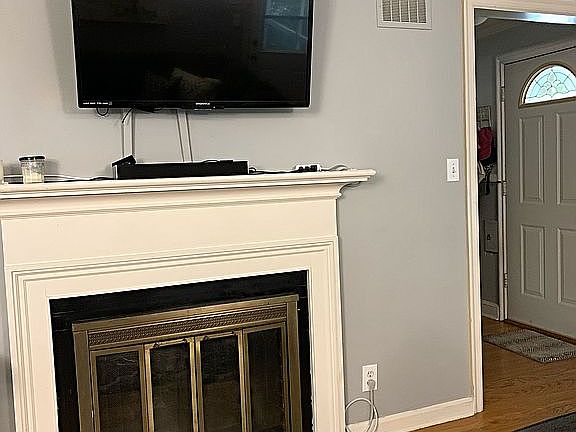 Gas log fireplace