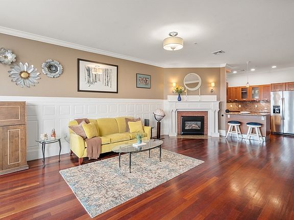5th image of 19 Bay State Rd APT 4