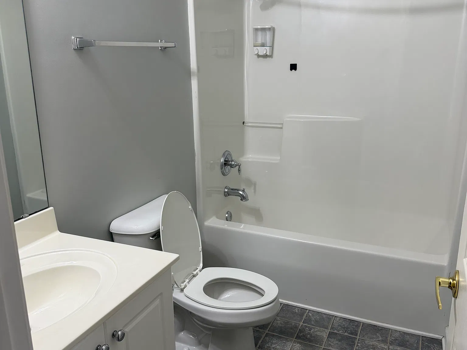 3 bed, 1248 sqft, $2,050 — Photo 4