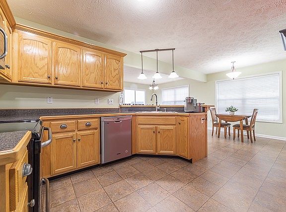 3rd image of 253 Harold Dr