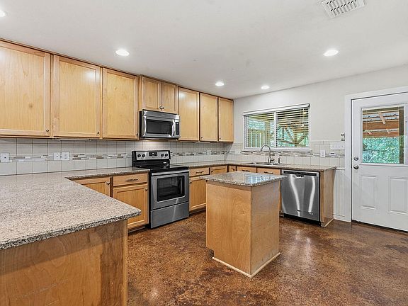 5th image of 1105 Delmar St