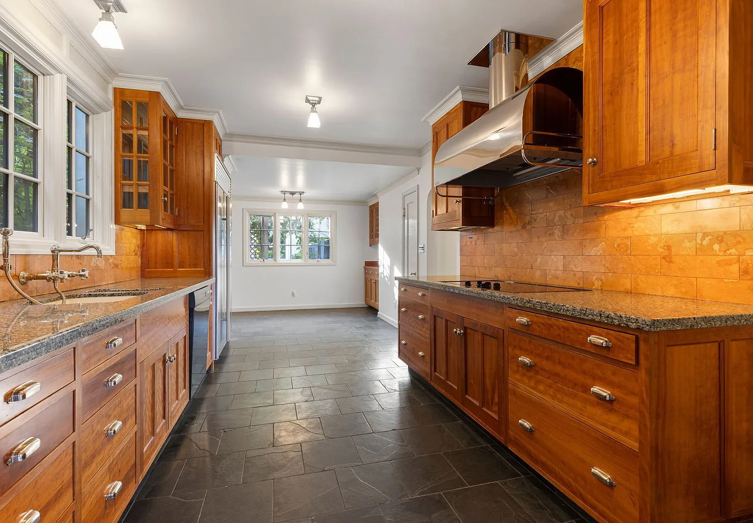 3 bed, 2.5 bath, 2452 sqft, $5,900 — Photo 3