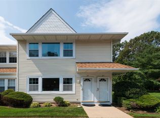28 Gazebo Ln #28, Holtsville, NY 11742