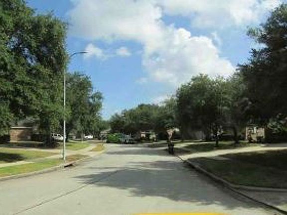 Exterior Neighborhood (street photo)