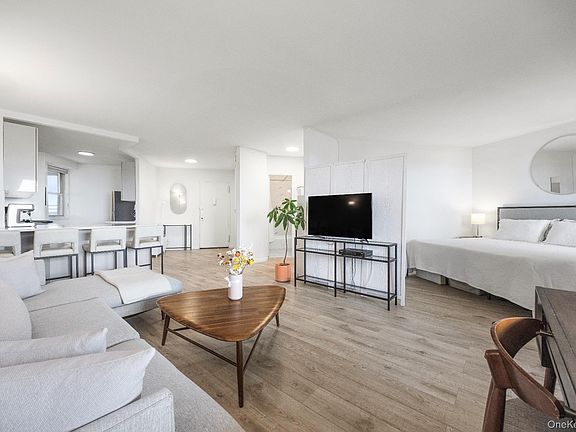 4th image of 5900 Arlington Avenue #10R