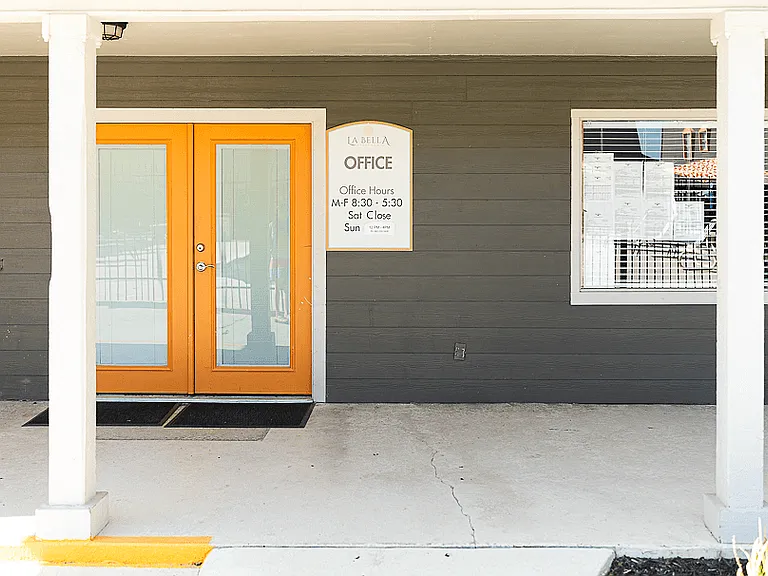 La Bella Apartments — Photo 17