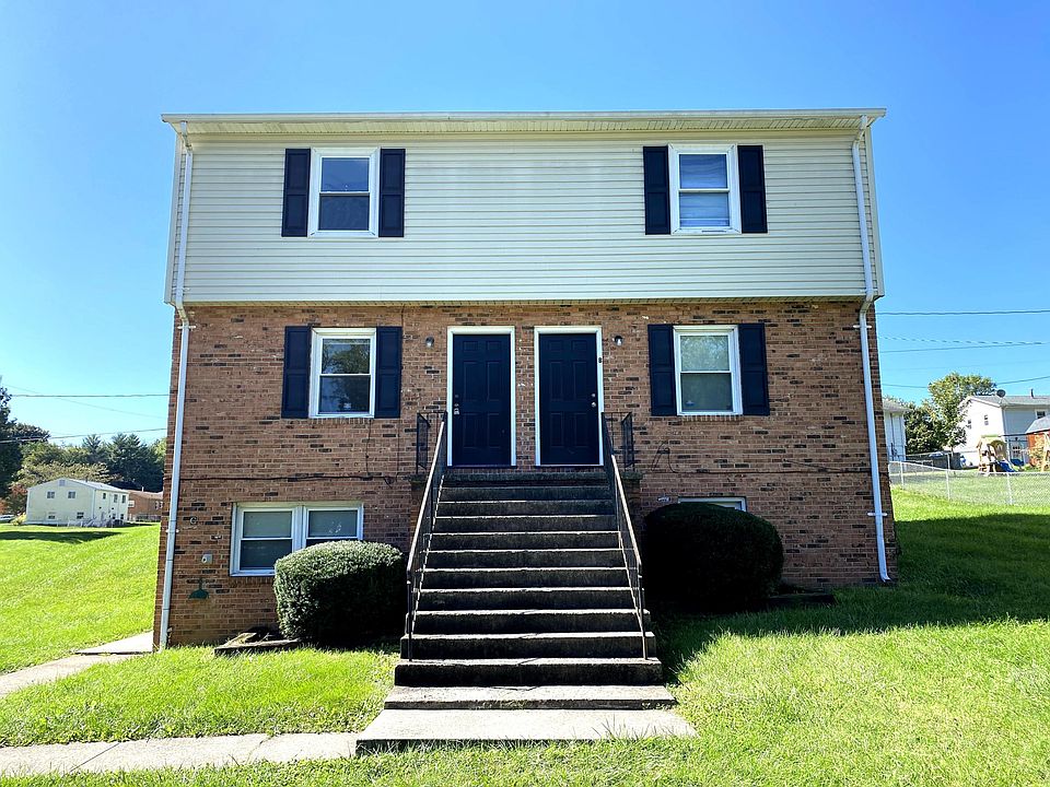 1st image of 916 Pyrtle Dr #A