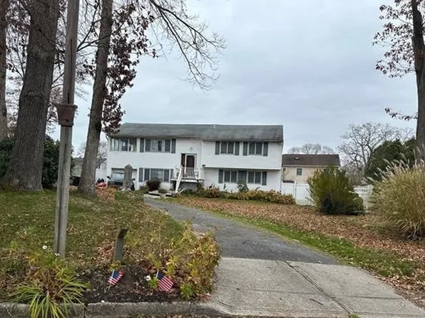 11 Bell Ct, Ronkonkoma, NY 11779