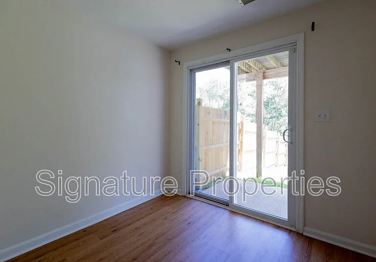 405 Lakeview Ct — Photo 28