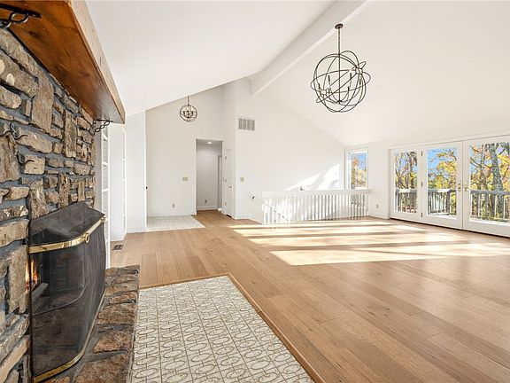 5th image of 679 N Cliffside Dr