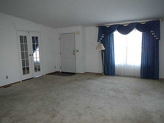 4th image of 807 Clover Ln