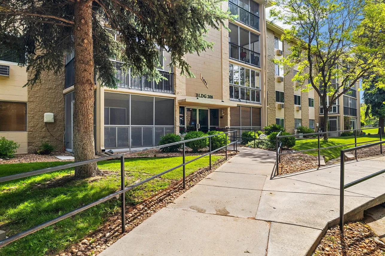 2 bed, 930 sqft, $1,750 — Photo 1