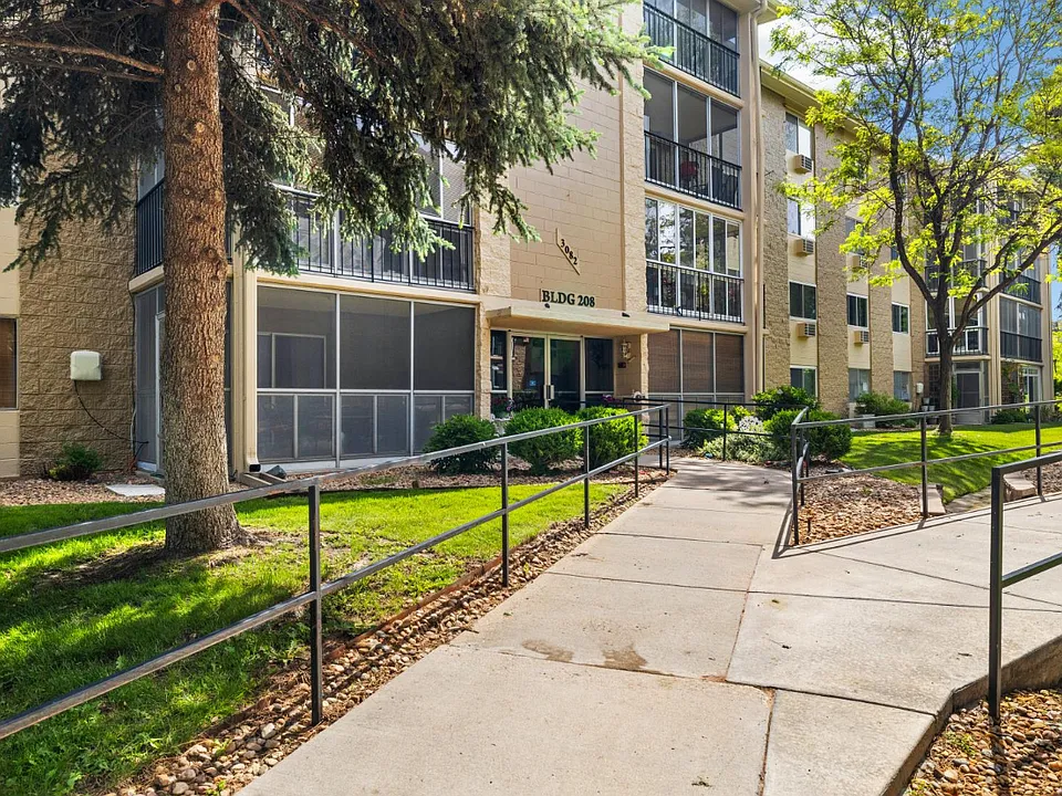 3082 S Wheeling Way #202