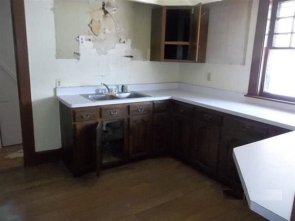 5th image of 1333 N Elm St