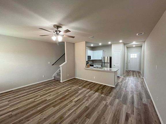 4th image of 218 Damon Dr