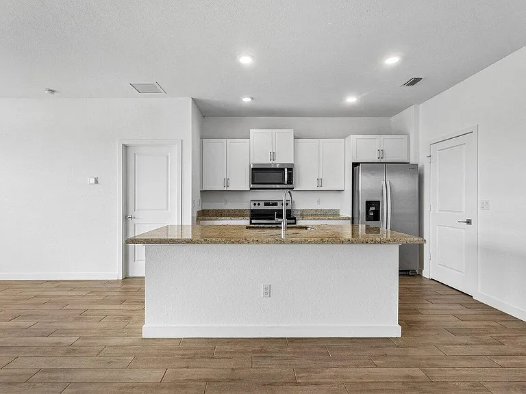 2770 NE Breezeway Cir — Photo 15