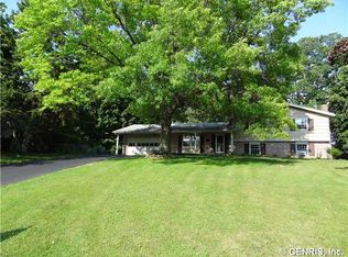 34 Thorntree Cir, Penfield, NY 14526