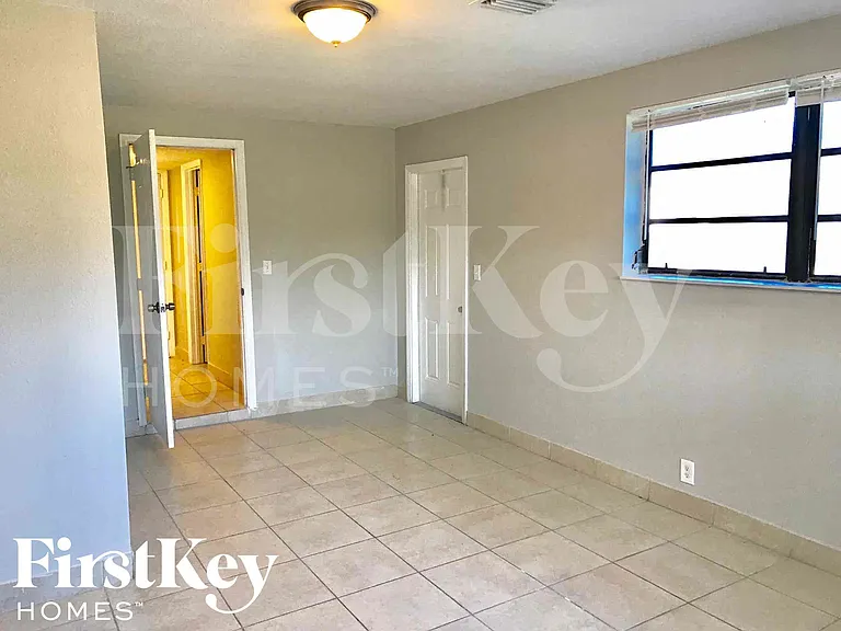 3427 NW 37th St — Photo 13