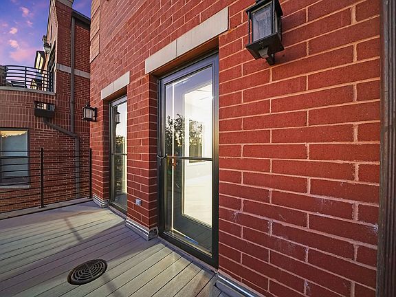 3rd image of 4453 S Lake Park Ave