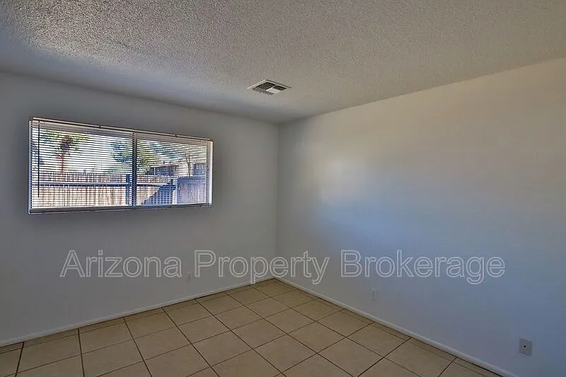 Building Photo - 1702 W Vogel Ave #C5