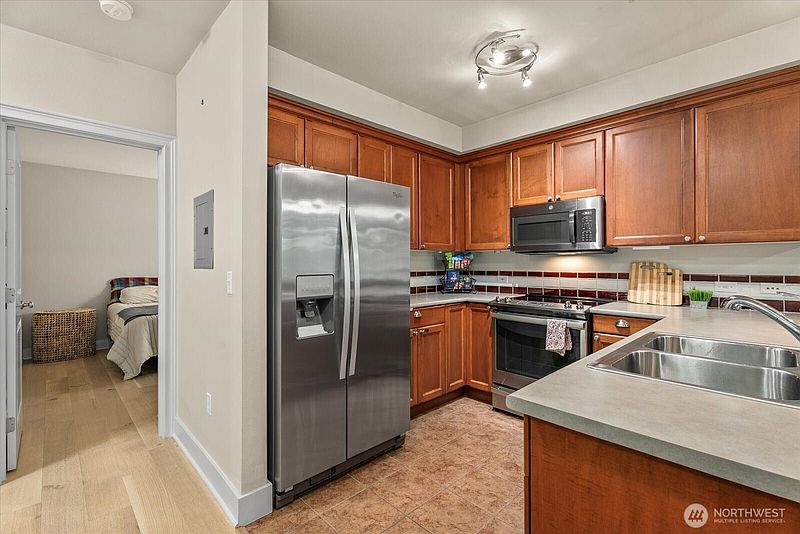 3rd image of 5016 California Avenue SW #302